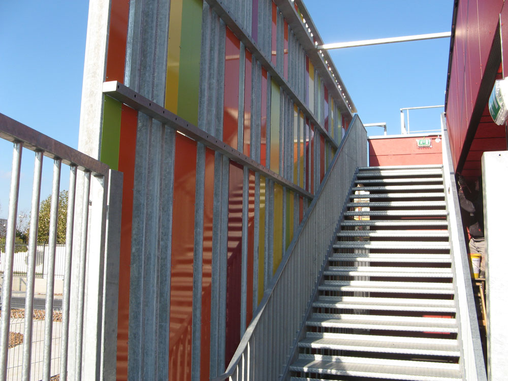 Escalier extérieur en acier galvanisé. Groupe scolaire Joliot Curie - Vénissieux