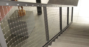 Garde-corps intérieur composé d'un cadre acier avec remplissage maille inox. SDIS de Vienne 