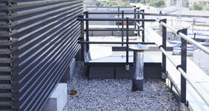 Garde corps extérieur de sécurité en toiture terrasse en aluminium laqué. Immeuble rue Saint Cyr Lyon Vaise