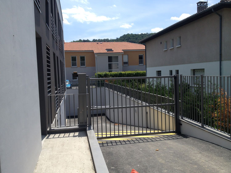 Fabrication et pose de clôture barreaudée et d'un portail automatique asservi à une porte de garage Maison médicale Ampuis